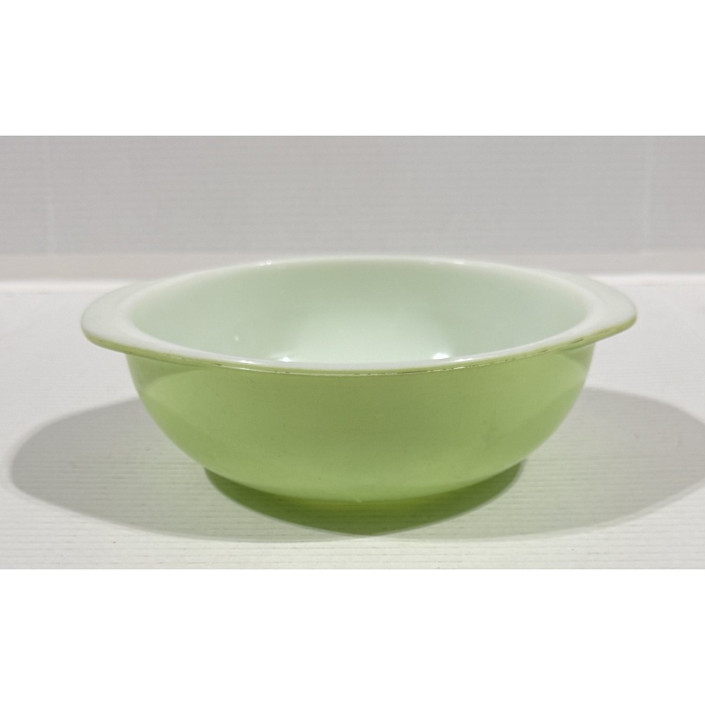 PYREX 024 - VTG Casserole Bowl Lime Green Milk Glass - Made in USA - 2qt - 9" - Picture 4 of 12